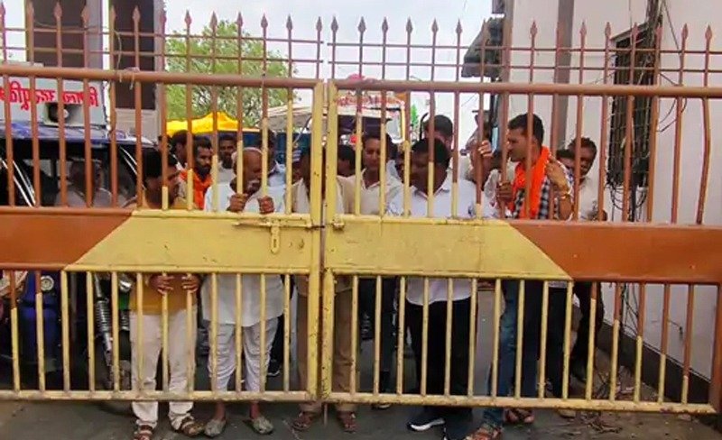 ट्रैक्टरों से बैटरी चोरी पर नाराज किसानों ने किया मंडी गेट बंद 