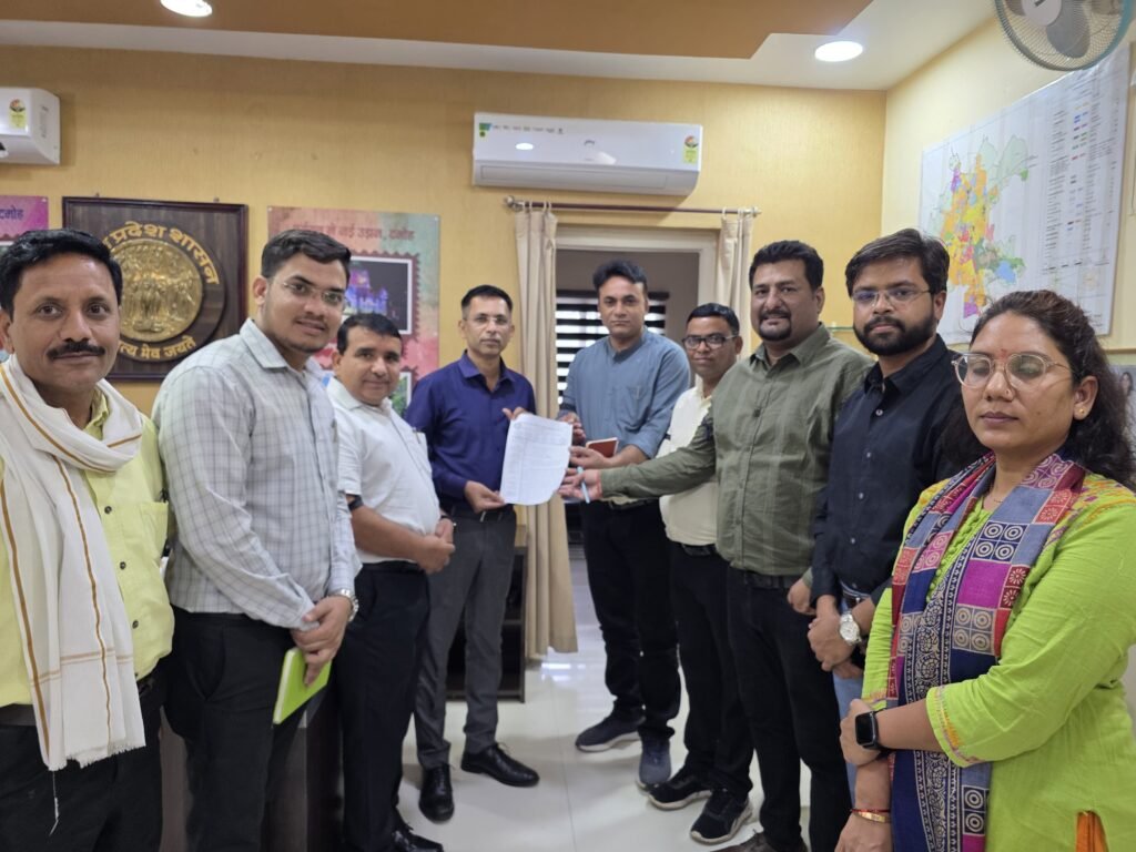 EOW केस विधि विरुद्ध,राजस्व अधिकारियों के समर्थन में कलेक्टर को ज्ञापन