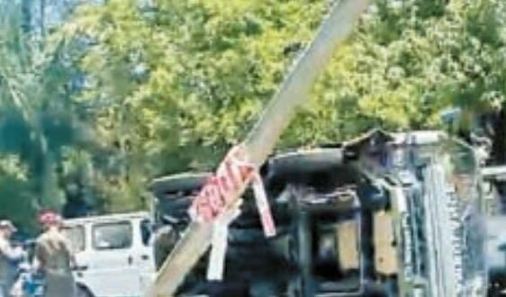 सैन्य एंबुलेंस अनियंत्रित होकर पलटी