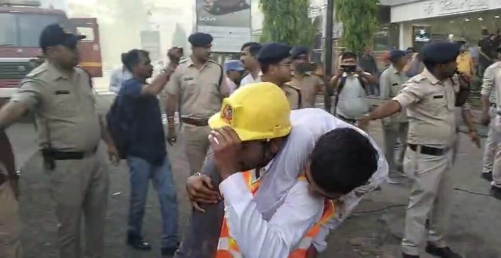 मॉल में घुसे आतंकवादी, नागरिकों को बनाया बंधक 