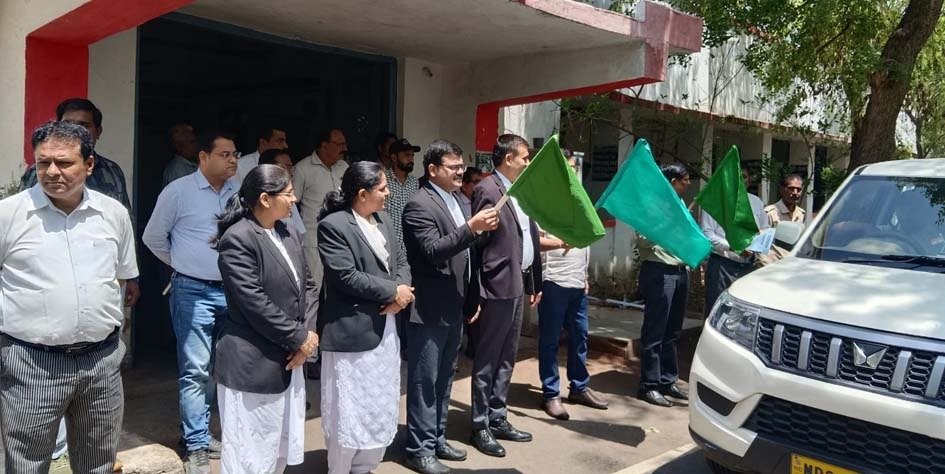 नेशनल लोक अदालत के प्रचार वाहन को दिखाई हरी झंडी