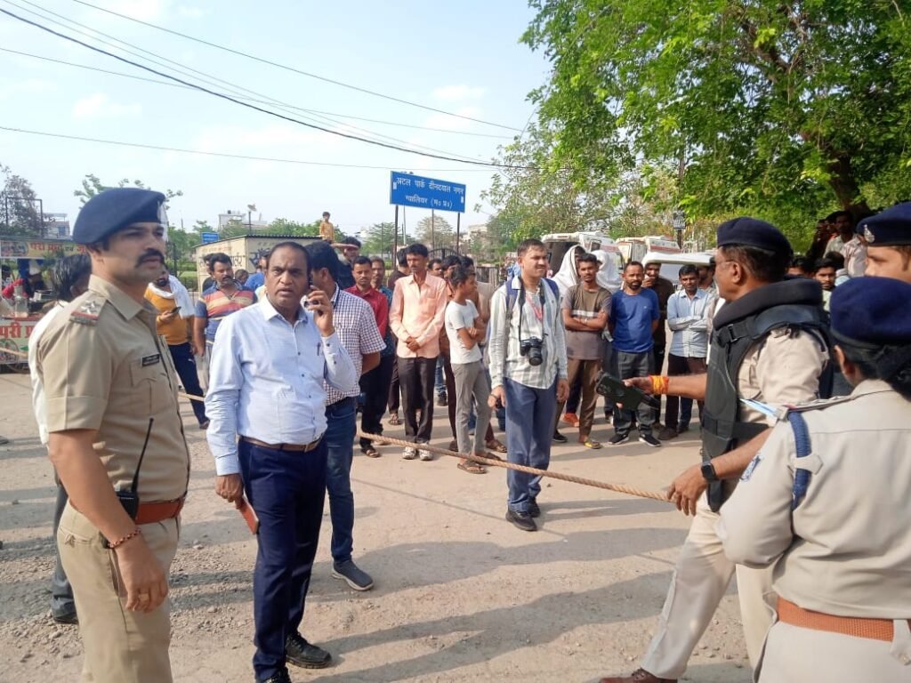 मॉक ड्रिल: ध्वस्त भवन व अग्नि दुर्घटना में फँसे लोगों को बचाने का किया अभ्यास