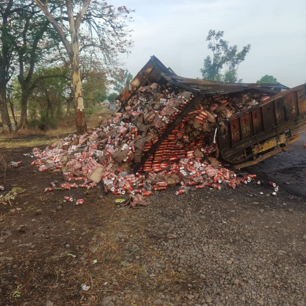 भोपाल इंदौर रोड पर बीयर से भरी ट्राली में आग लगी