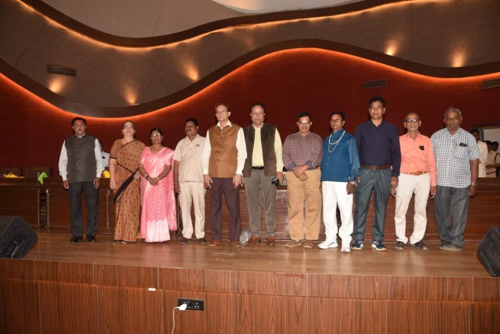 VS में सेवानिवृत अधिकारियों एवं कर्मचारियों को दी गई विदाई