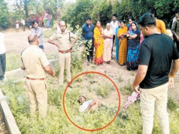 पानी की टंकी के नीचे मिली लाश