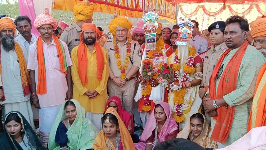 बिना दहेज, बिना डीजे और बिना दारू की शादी में शामिल हुए पुलिस अधीक्षक