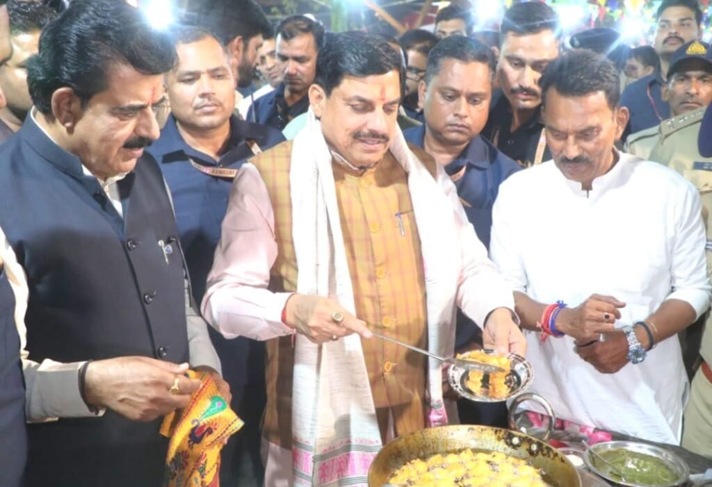 मुख्यमंत्री डॉ. मोहन यादव ने मालवा उत्सव में पकौड़े बनाये और उसका लुफ्त उठाया।