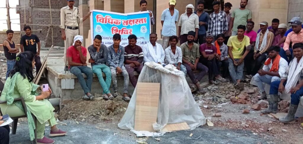 मजदूरों के बीच पहुंची न्यायाधीश, जानी समस्याएं