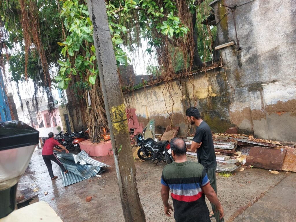 तेज हवाओं के साथ हुई बारिश से जनजीवन अस्त-व्यस्त 