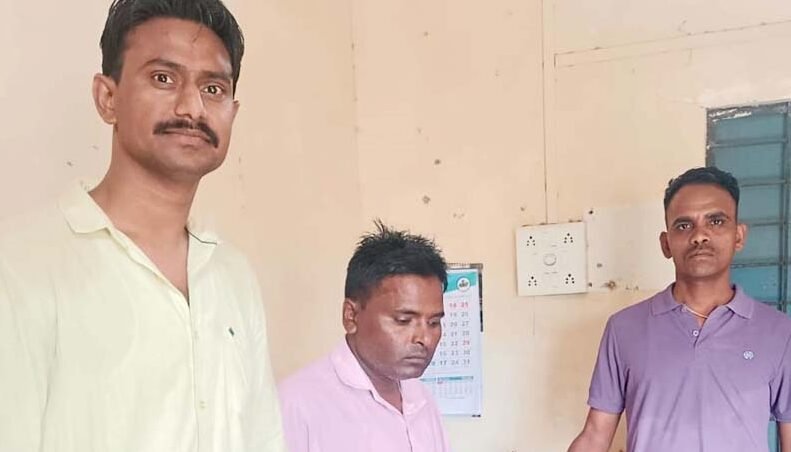 ताल पटवारी रिश्वत लेते हुए रंगे हाथों गिरफ्तार