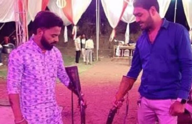 बंदूक लहराते हुए डीजे पर डांस, वीडियो हुआ वायरल 