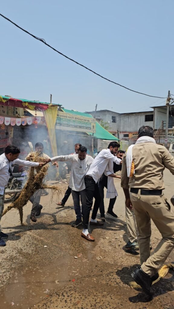 देवड़ा-शाह के पुतले फूंके