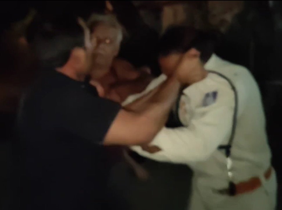 आधी रात डॉक्टर और पुलिस कर्मियों के बीच मारपीट