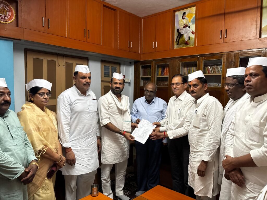 कांग्रेस ने घेरा आरएसएस कार्यालय, मंत्रियों को बर्खास्त कराने सौंपा पत्र