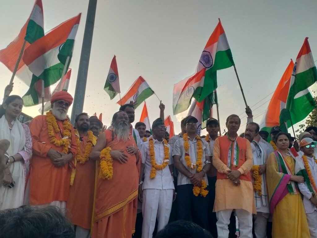 सेना के शौर्य को सैल्यूट करने भाजपा ने निकाली तिरंगा यात्रा