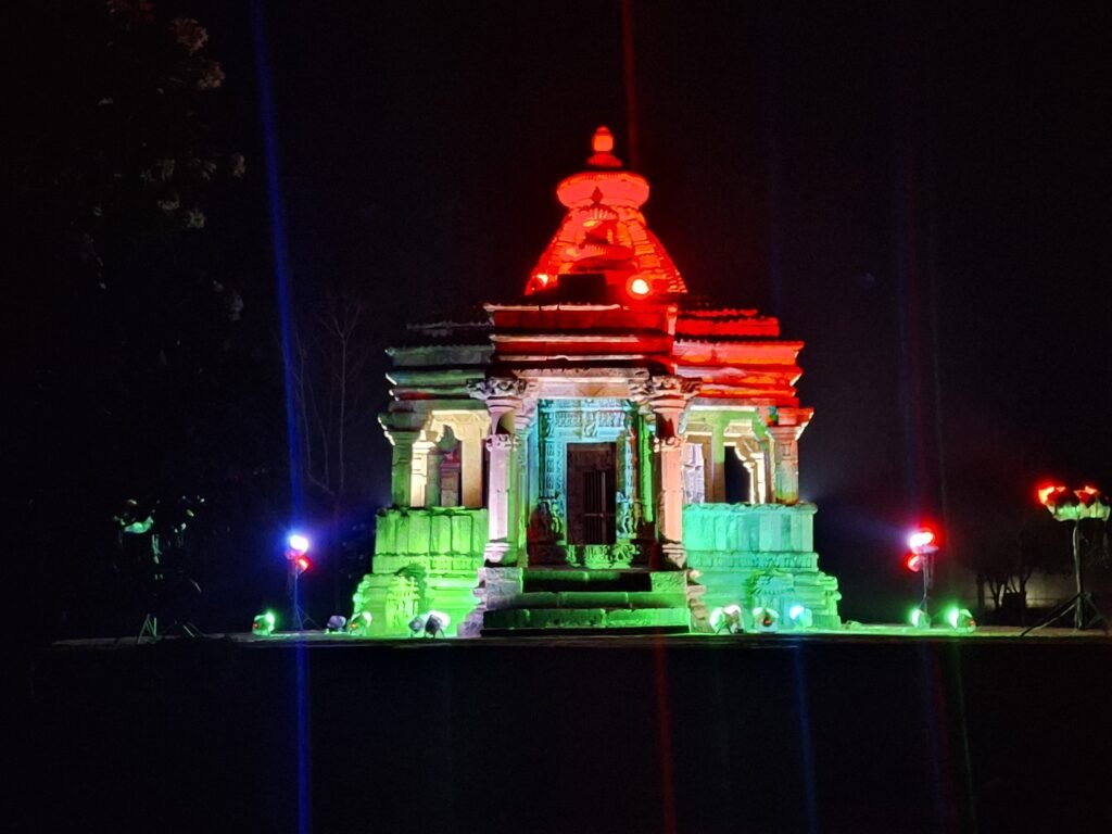 नोहलेश्वर मढ़ा मंदिर पर तिरंगा रोशनी कर सेना के शौर्य का प्रदर्शन किया 