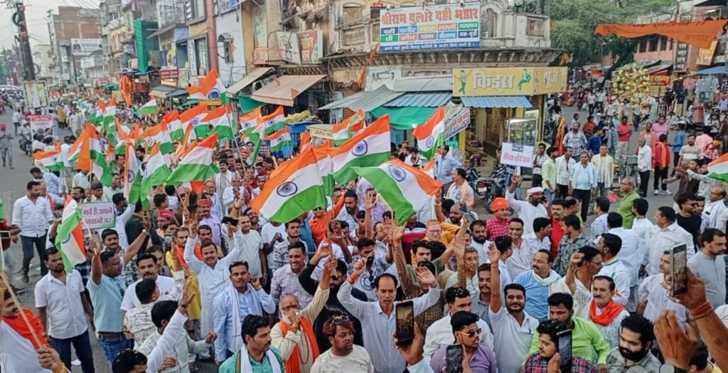 दमोह में 51 फिट तिरंगे के साथ निकली तिरंगा यात्रा