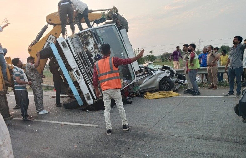 आयशर पलटकर कार पर गिरा, महिला की मौत, 5 घायल, एक गंभीर