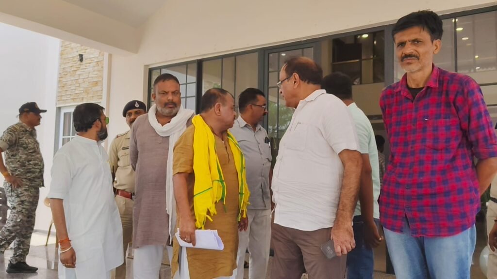 प्रभारी मंत्री की बैठक में कांग्रेस विधायक को नहीं बुलाया,कार्यकर्ताओं संग जमीन पर बैठे