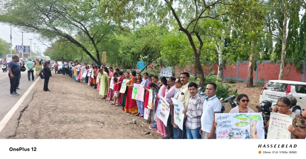 चिपको आंदोलन: हजारों पेड़ों की कटाई रोकने सड़कों पर उतरे पर्यावरण प्रेमी