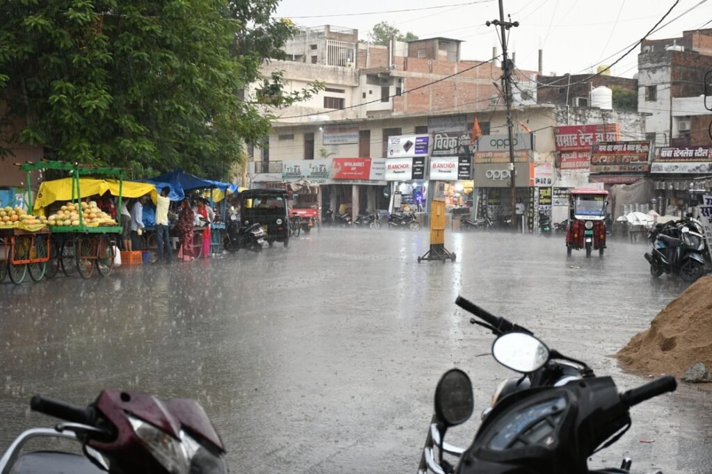 तेज आंधी के साथ झमाझम बारिश, 36 घंटे से अंधेरे में हनुमना नगर 