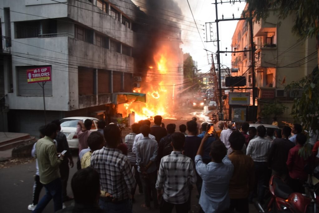 साड़ी की दुकान में भीषण आग, तीन दुकानें खाक, लाखों का नुकसान