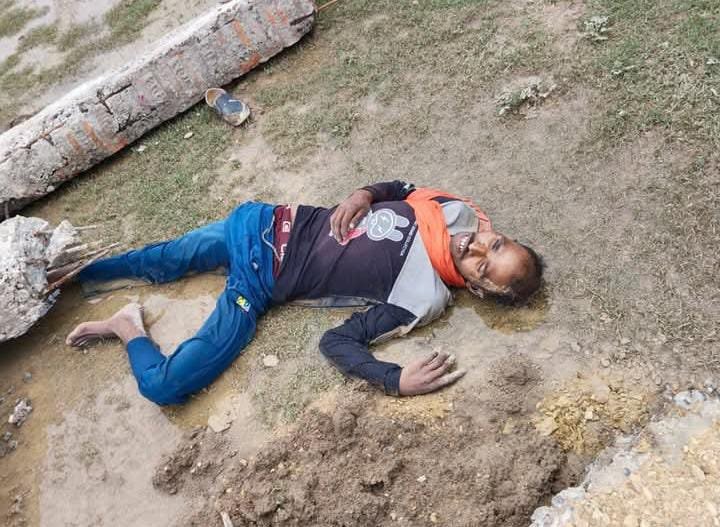 मैदान में मिली युवक की लाश, छानबीन में जुटी पुलिस