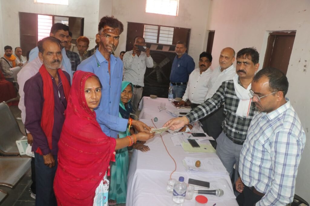 कलेक्टर ने जनसुनवाई में केंसर पीड़ित को प्रदान की सहायता राशि