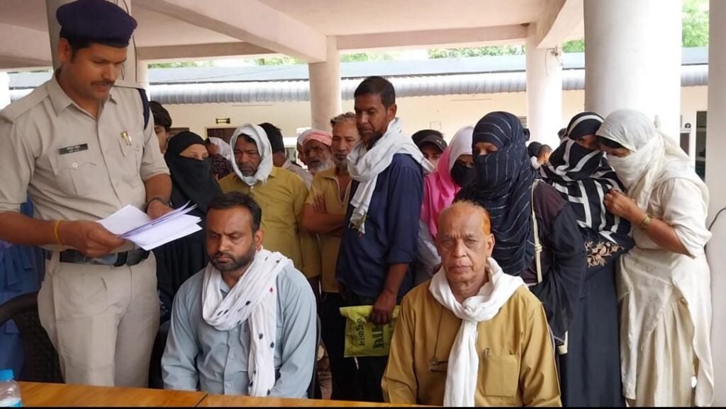 पूर्व पार्षद ने गरीबों से ऐंठे लाखों, 25 पिढ़ितों ने एसपी से की शिकायत