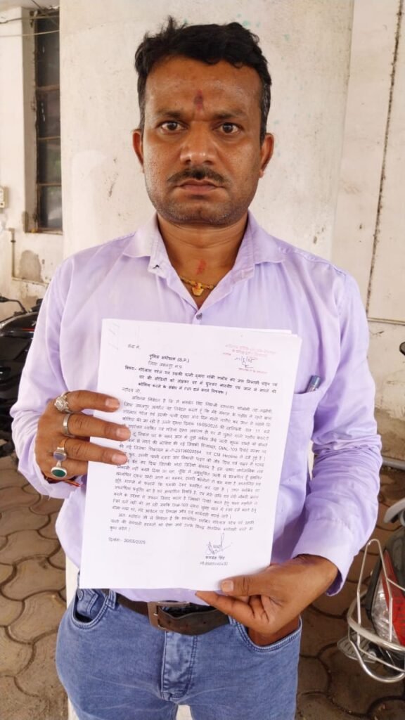 साहब…पति-पत्नी मुझे प्रताड़ित कर रहे हैं, पुलिस नहीं कर रही कार्यवाही 