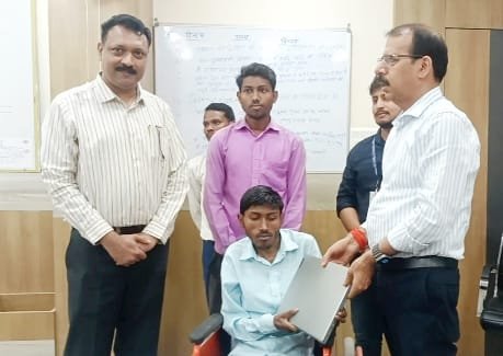 दिव्यांग को कलेक्टर का सहारा, लैपटॉप से करेगा पढ़ाई