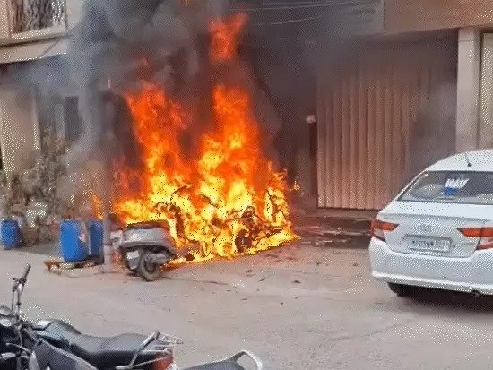 इलेक्ट्रिक स्कूटर में लगी आग, पास खड़ी तीन गाड़ियां भी चपेट में आईं