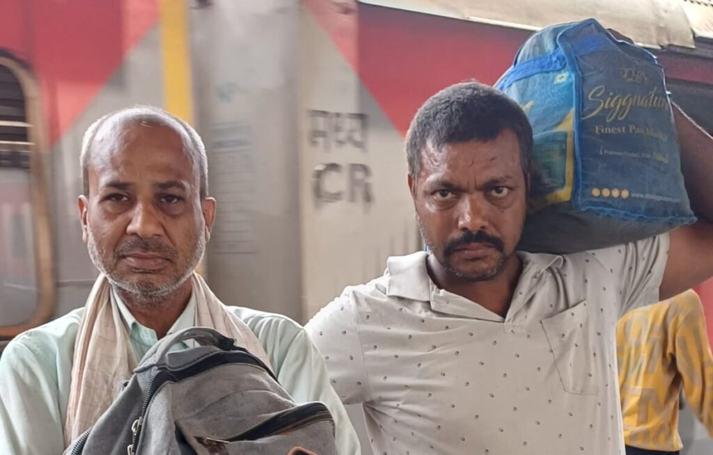 दानापुर ट्रेन के यात्रियों से स्टेशन पर लूट