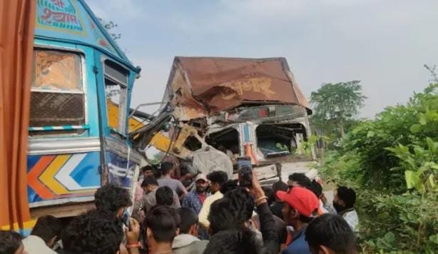 ट्रकों में भिड़ंत, तीन गंभीर, लगा लंबा जाम