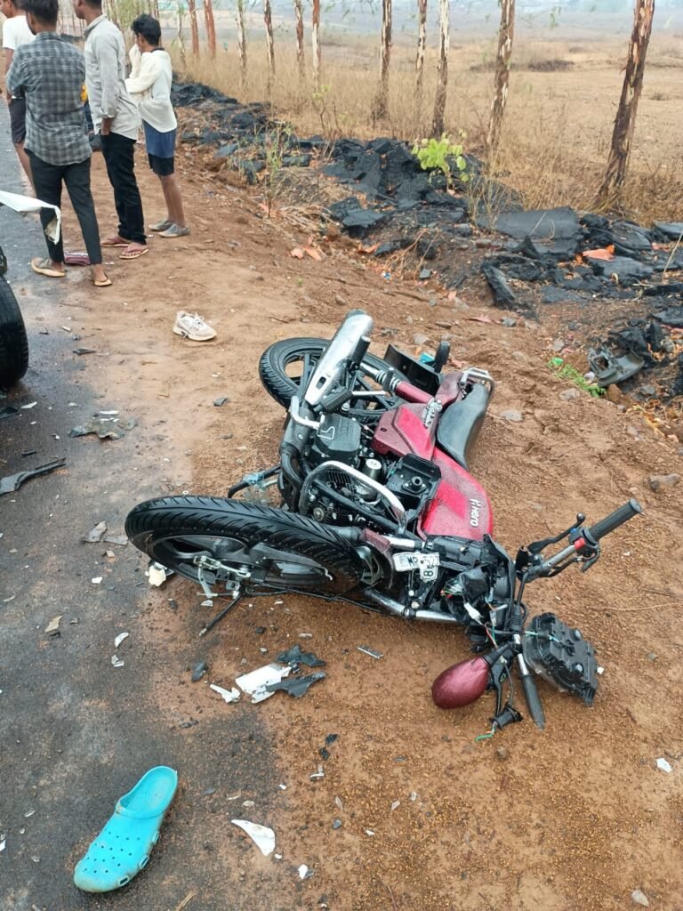 कार की टक्कर से बाइक सवार दो युवकों की मौत 