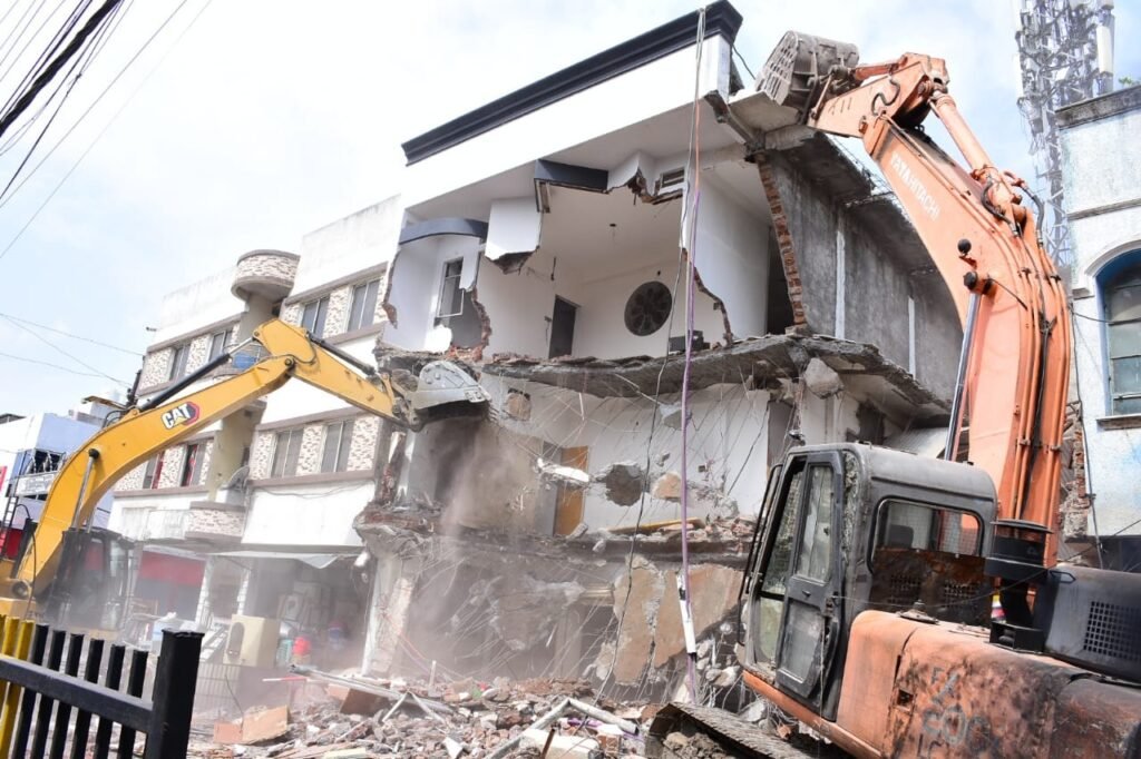 लीज उल्लंघन पर बेगम बाग में दो अवैध मकान ढहाए