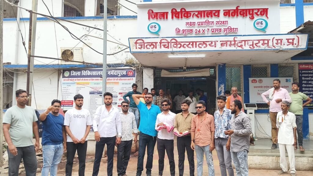 श्री समर्पण श्री ने ज़िला हॉस्पिटल जाकर भेंट की साड़ी और चूड़ी