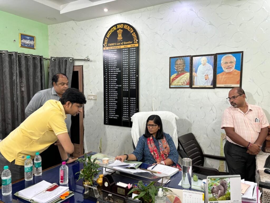 कलेक्टर ने अचानक सीएमएचओ कार्यालय का किया निरीक्षण