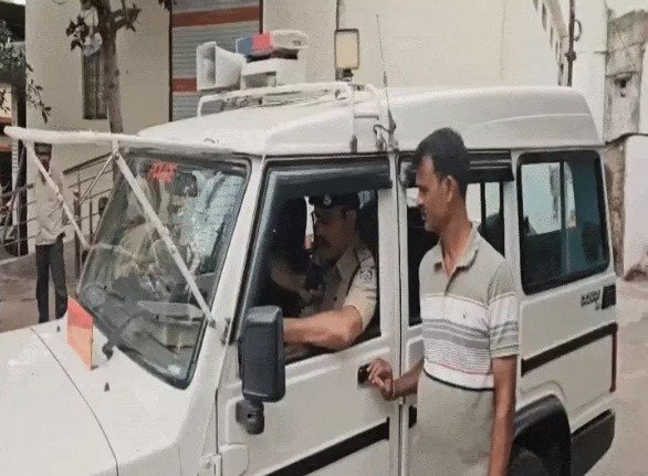 थाना प्रभारी पहुंचे जिला बदर बदमाश की मुनादी करने, लाउडस्पीकर से दिया आदेश