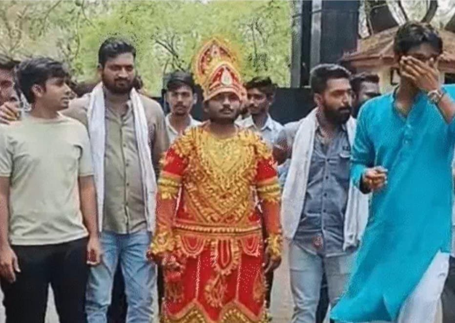 अनोखा प्रदर्शन, छात्रों ने कुंभकरण’ के कान में बजाये बैंड