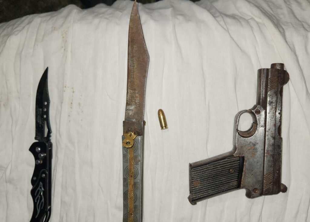 अवैध शस्त्र के साथ कुख्यात बदमाश समेत तीन गिरफ्तार 