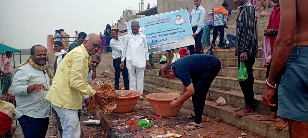 कोटेश्वर घाट पर श्रमदान