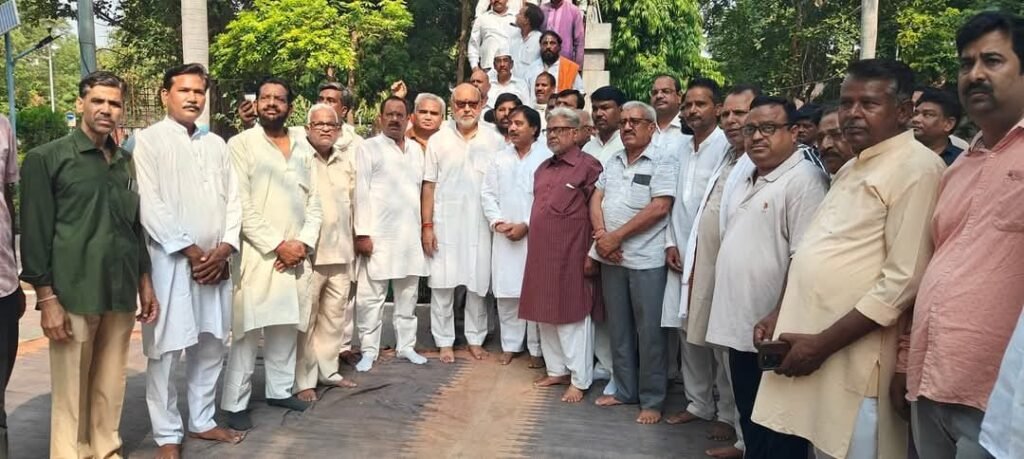 पं. नेहरू की 61वीं पुण्यतिथि पर शहर कांग्रेस ने दी श्रृद्धांजलि