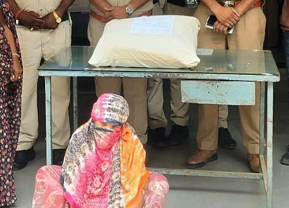 गांजे की तस्करी करने निकली महिला गिरफ्तार