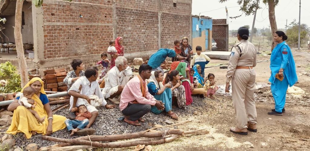 ग्रामीणों को शिक्षा और सायबर सुरक्षा का दिया संदेश