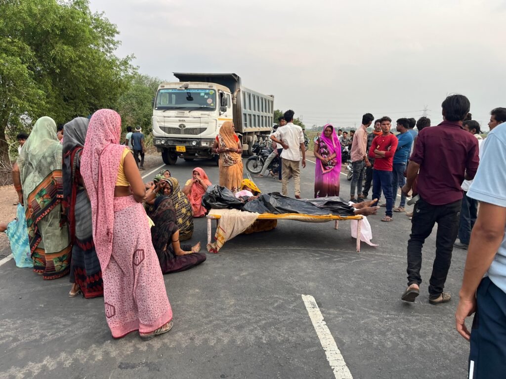जमीनी विवाद पर लाठियां से पीट कर युवक की हत्या, चक्का जाम