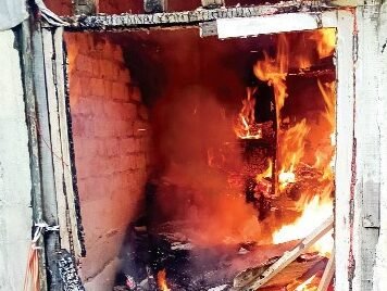 लॉन्ड्री और गोदाम में लगी आग, लाखों का हुआ नुकसान