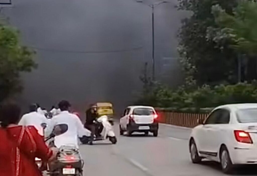 VIP रोड स्थित मंत्री निवास के सामने रूई फैक्ट्री में भीषण आग