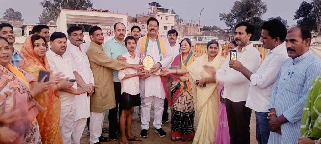 छत्रसाल स्टेडियम में अहिल्या स्मृति मैराथन में प्रतिभागियों ने लगाई दौड़