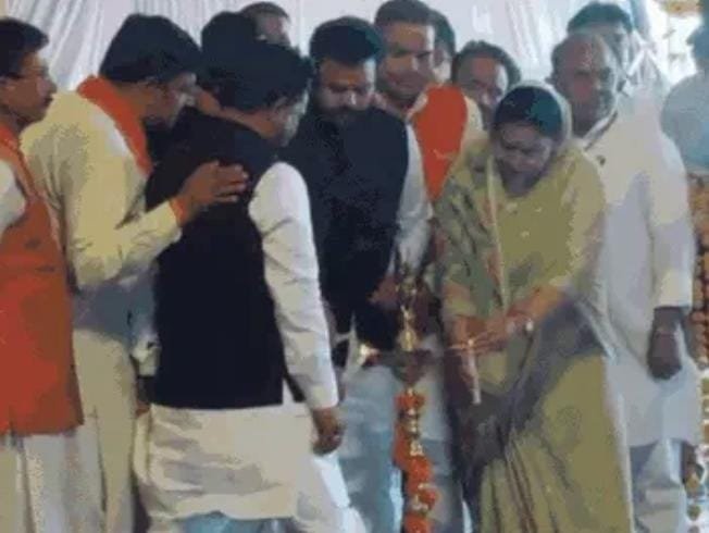 पीएम ने दतिया एयरपोर्ट का किया लोकार्पण, खजुराहो के लिए प्लेन ने भरी उड़ान, 7 महिलाओं ने किया सफर